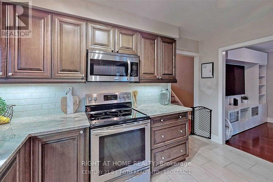 1658 Corkstone Glade, Mississauga, Ontario  L4W 2G1 - Photo 8 - W12734246