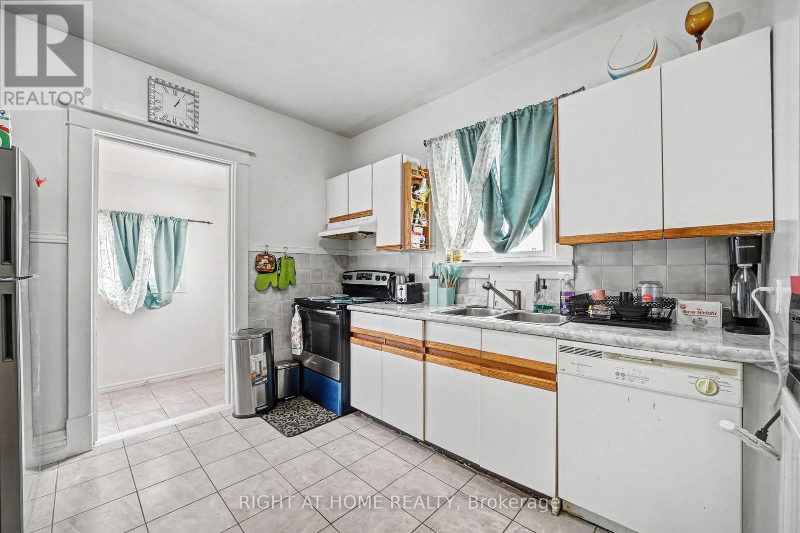 36 Berryman Avenue, St. Catharines, Ontario  L2R 3W9 - Photo 14 - X12734244