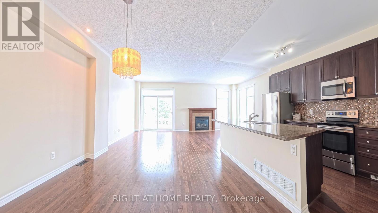 126 Flat Sedge Crescent E, Ottawa, Ontario K1T 0G8 - Photo 4 - X12734268