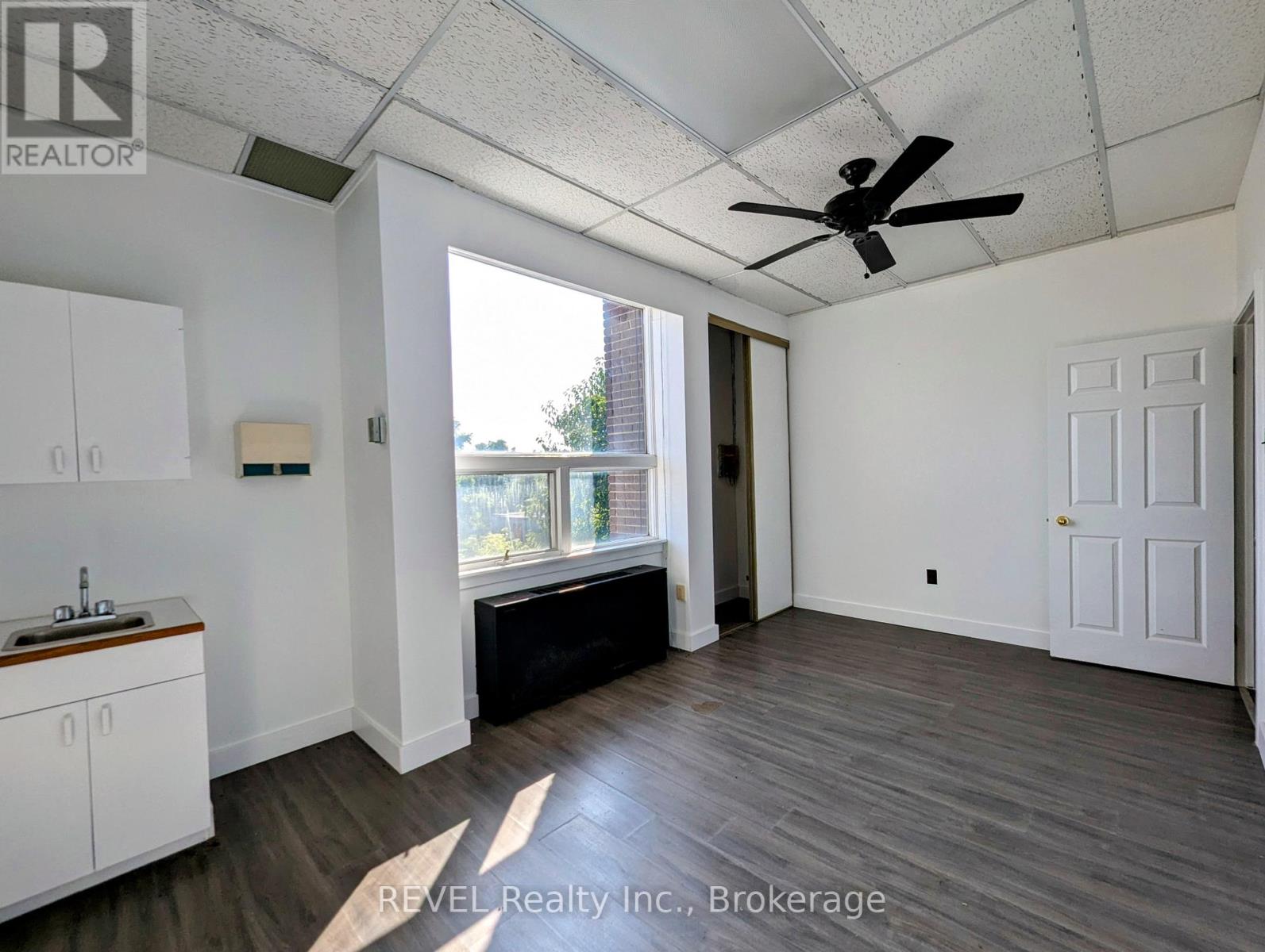 200 - 112 Queenston Street, St. Catharines, Ontario  L2R 2Z4 - Photo 3 - X12734290