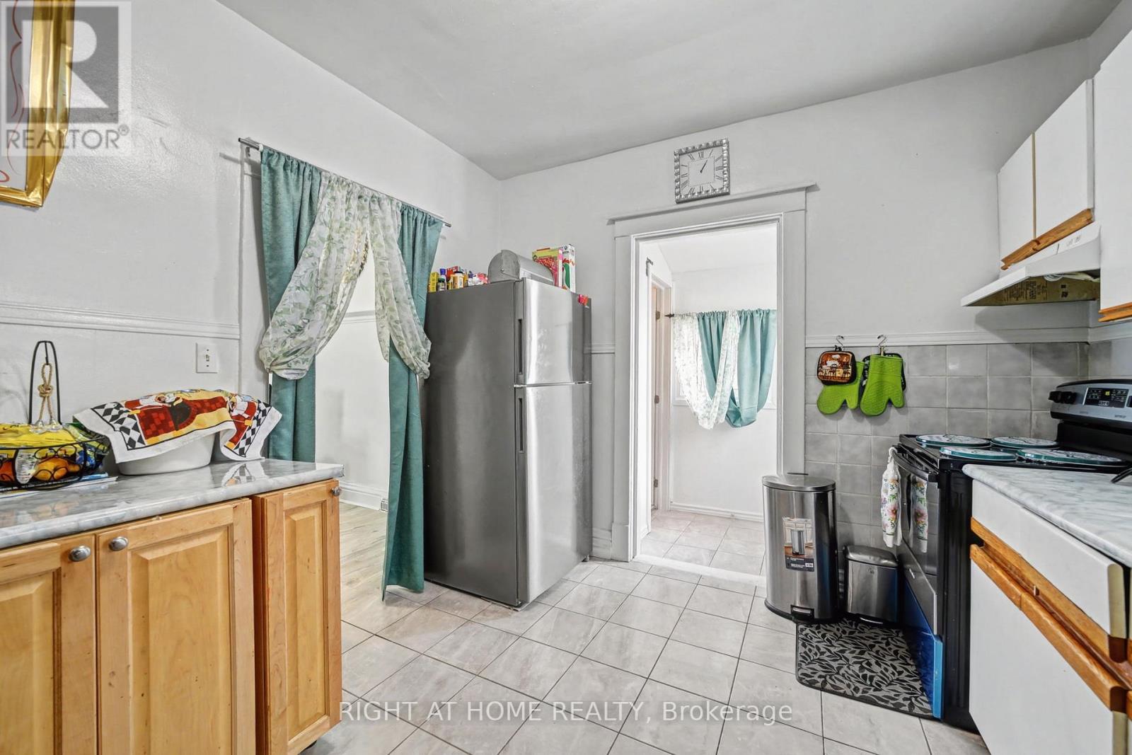 36 Berryman Avenue, St. Catharines, Ontario  L2R 3W9 - Photo 15 - X12734272