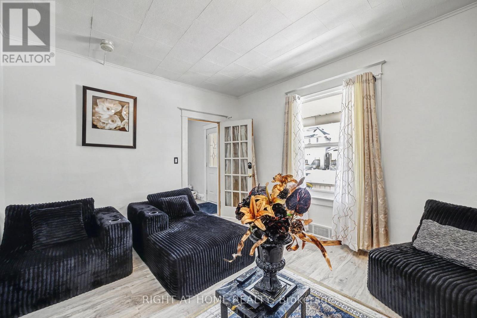 36 Berryman Avenue, St. Catharines, Ontario  L2R 3W9 - Photo 5 - X12734272