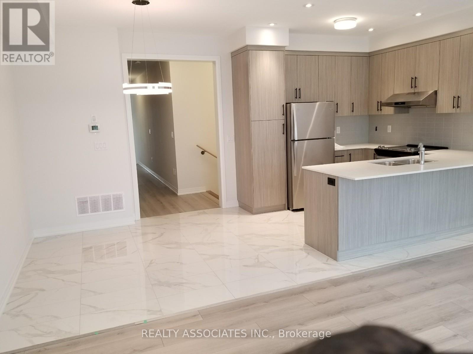 71 Schmeltzer Crescent, Richmond Hill, Ontario  L4E 1J1 - Photo 6 - N12734310