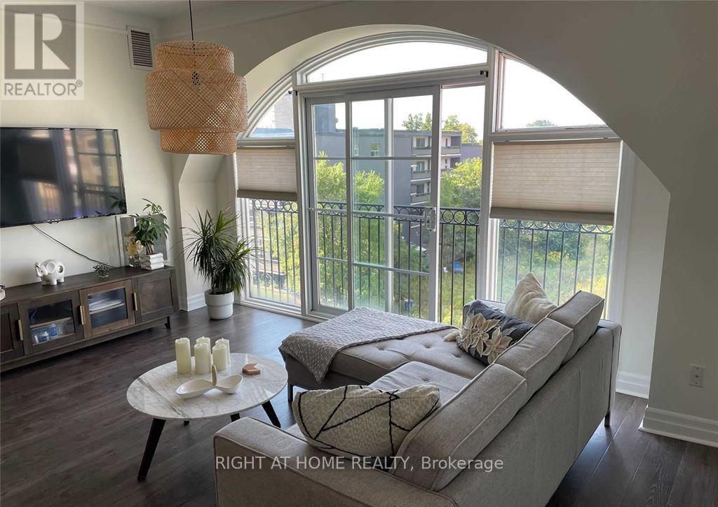 404 - 459 Kerr Street, Oakville, Ontario  L6K 3C2 - Photo 1 - W12734394