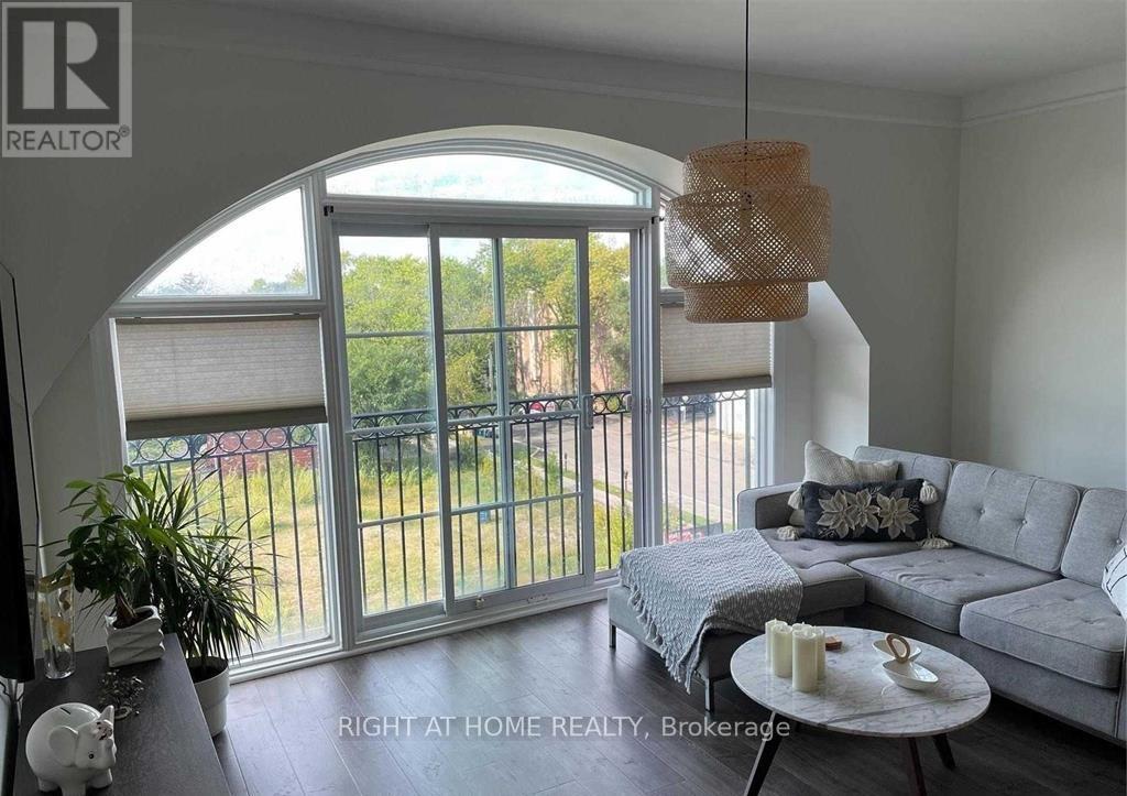 404 - 459 Kerr Street, Oakville, Ontario  L6K 3C2 - Photo 2 - W12734394