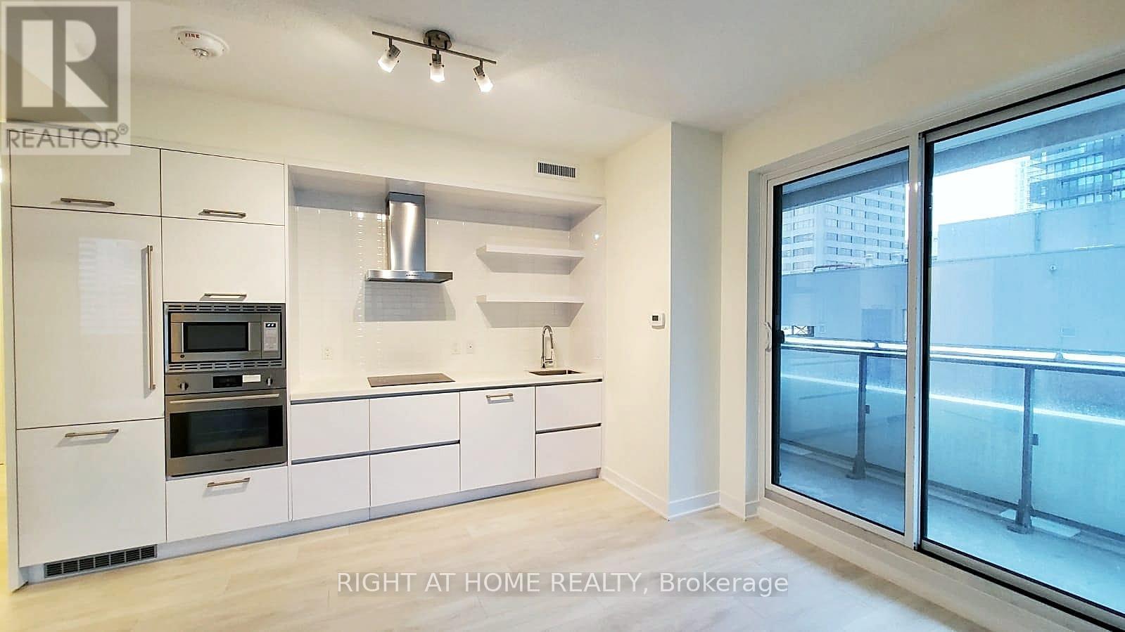 902 - 2221 YONGE STREET, Toronto, Ontario