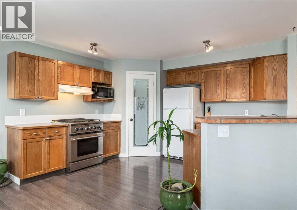 37 Cimarron Meadows Bay, Okotoks, Alberta  T1S 2E4 - Photo 3 - A2271076