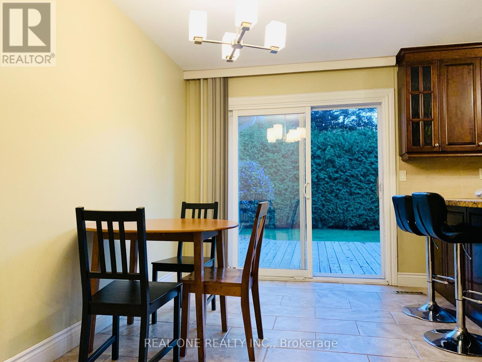 Unit 2 - 1759 Sherwood Forrest Circle, Mississauga, Ontario  L5K 2H7 - Photo 3 - W12734450