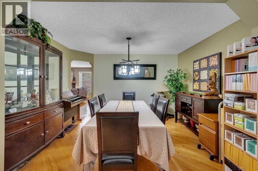 166 Somerset Drive Sw, Calgary, Alberta  T2Y 3H7 - Photo 5 - A2273310