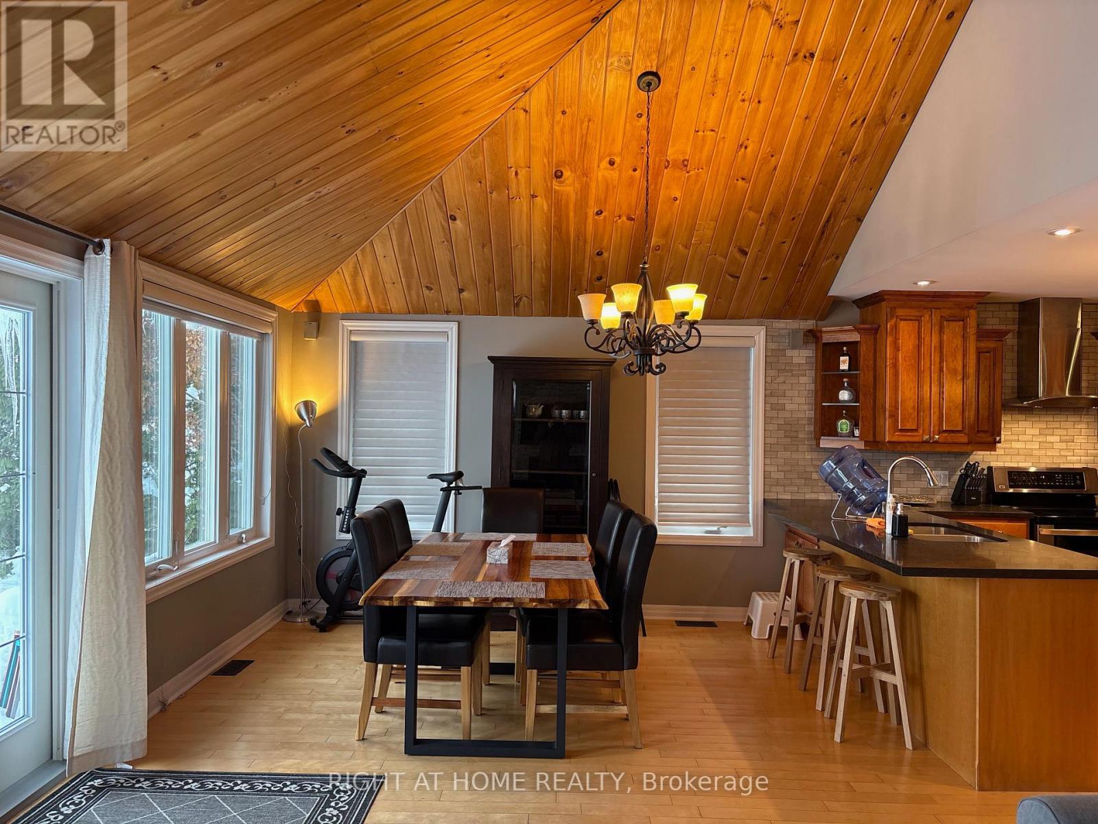 407 Limerick Street, Innisfil, Ontario  L0L 1K0 - Photo 3 - N12734460