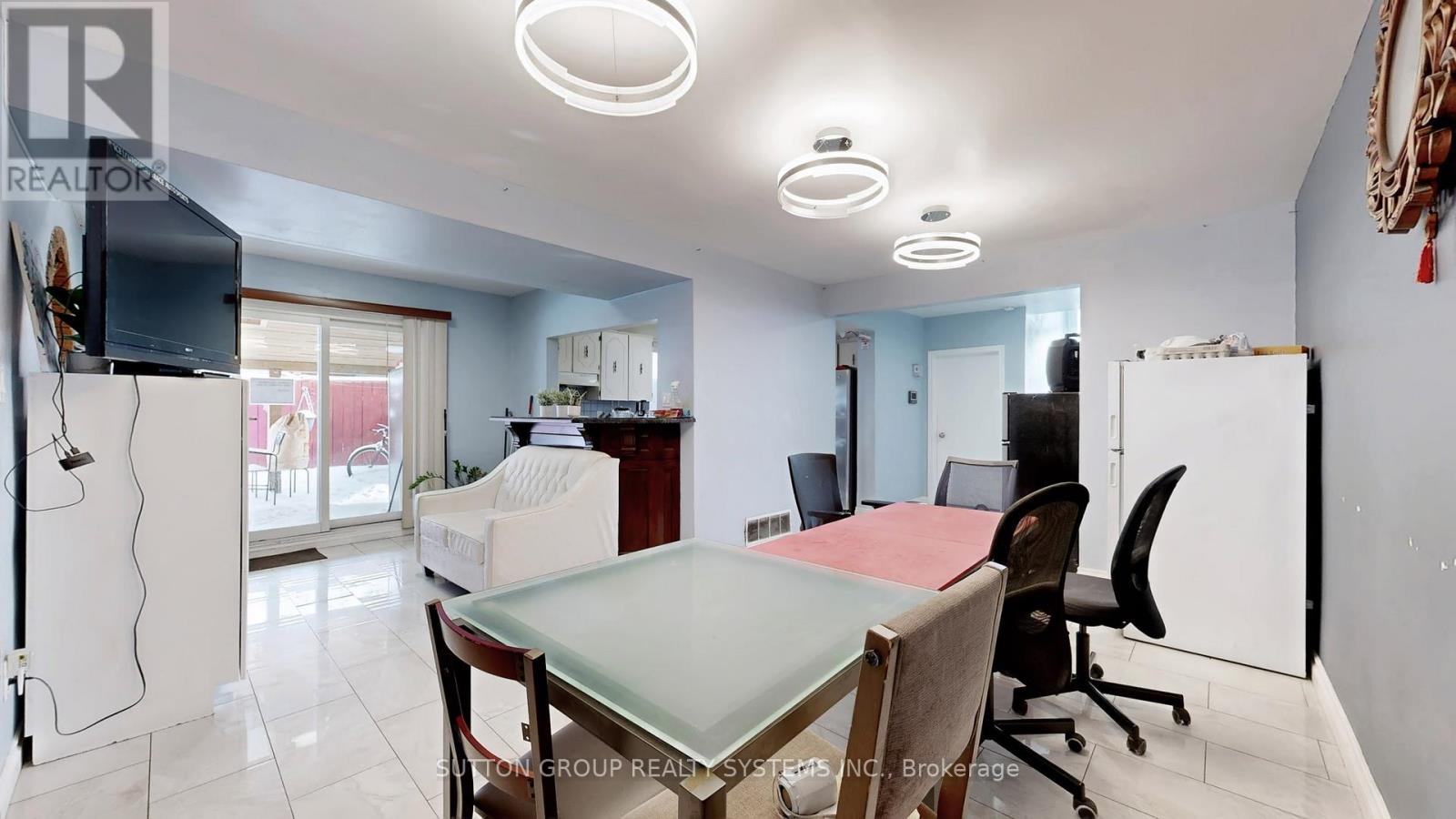 30 Coronado Court, Toronto, Ontario  M9M 1S7 - Photo 10 - W12734500