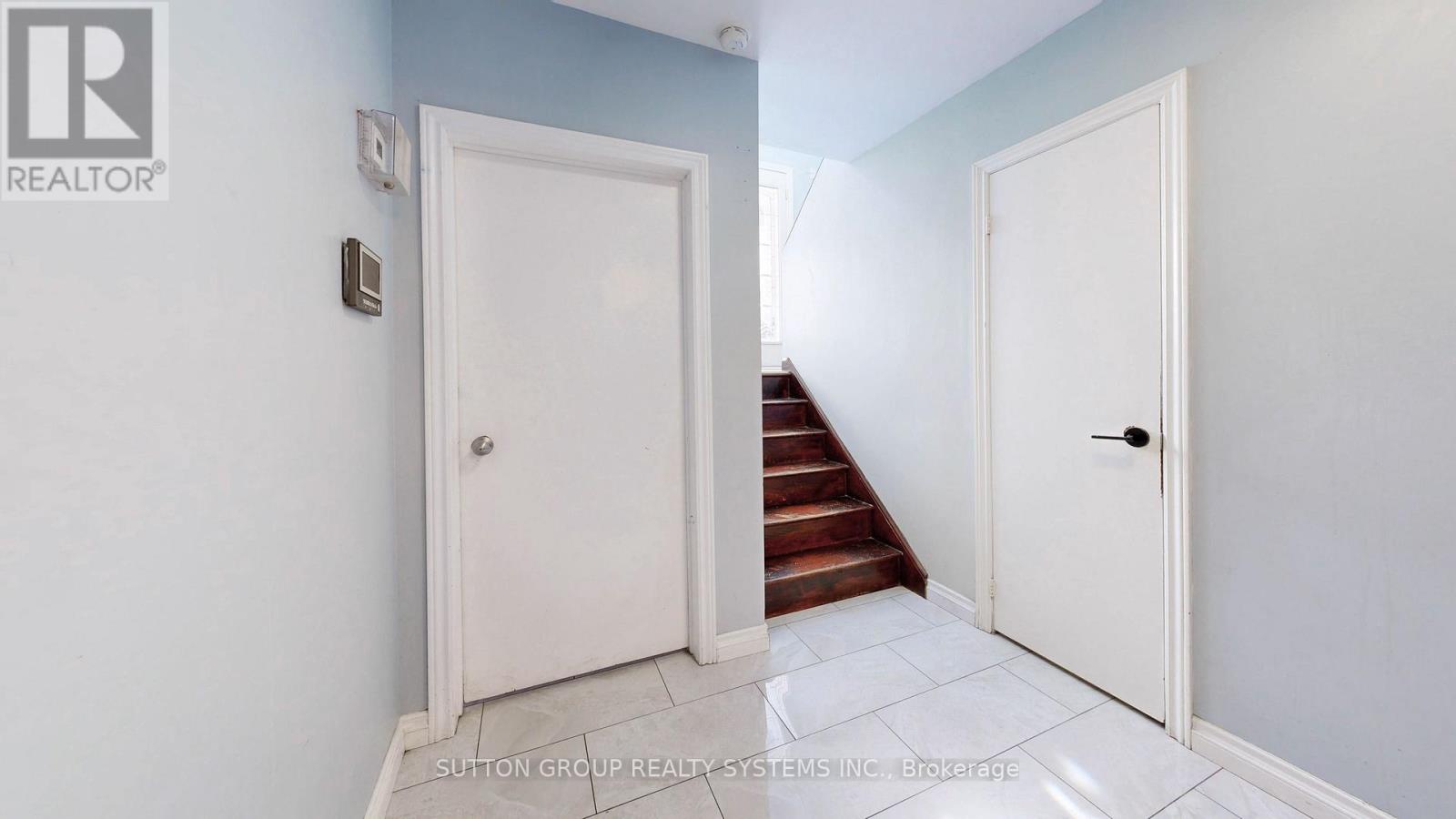 30 Coronado Court, Toronto, Ontario  M9M 1S7 - Photo 17 - W12734500