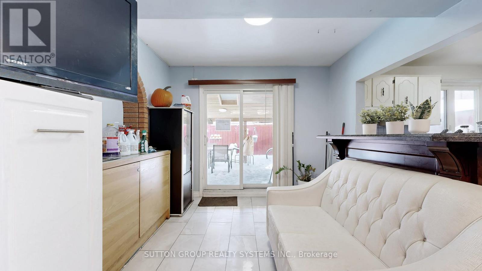 30 Coronado Court, Toronto, Ontario  M9M 1S7 - Photo 4 - W12734500