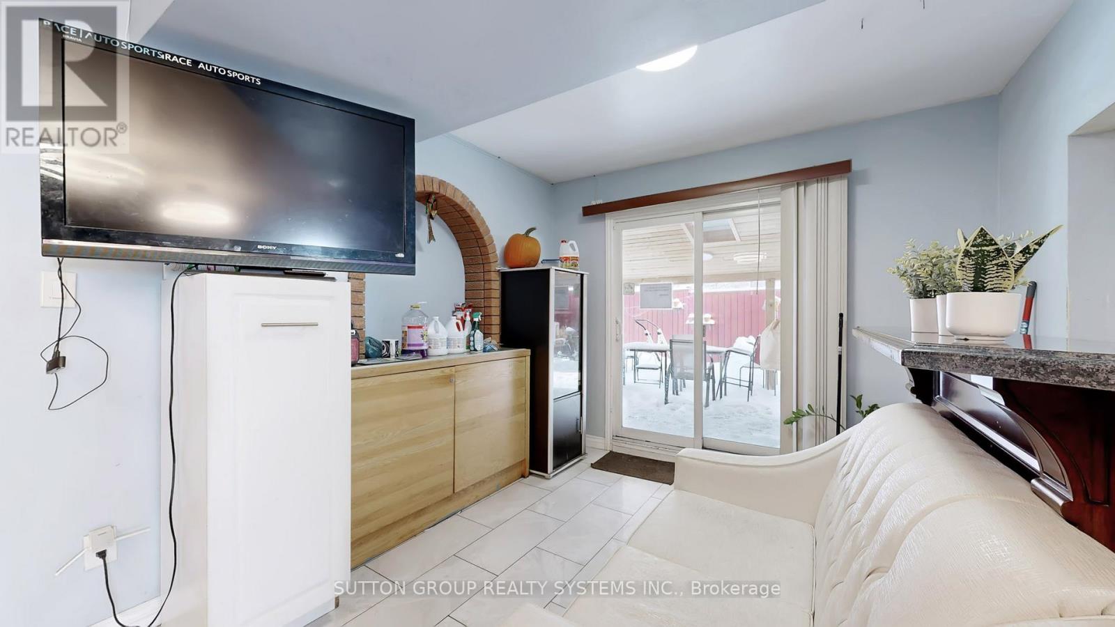 30 Coronado Court, Toronto, Ontario  M9M 1S7 - Photo 5 - W12734500