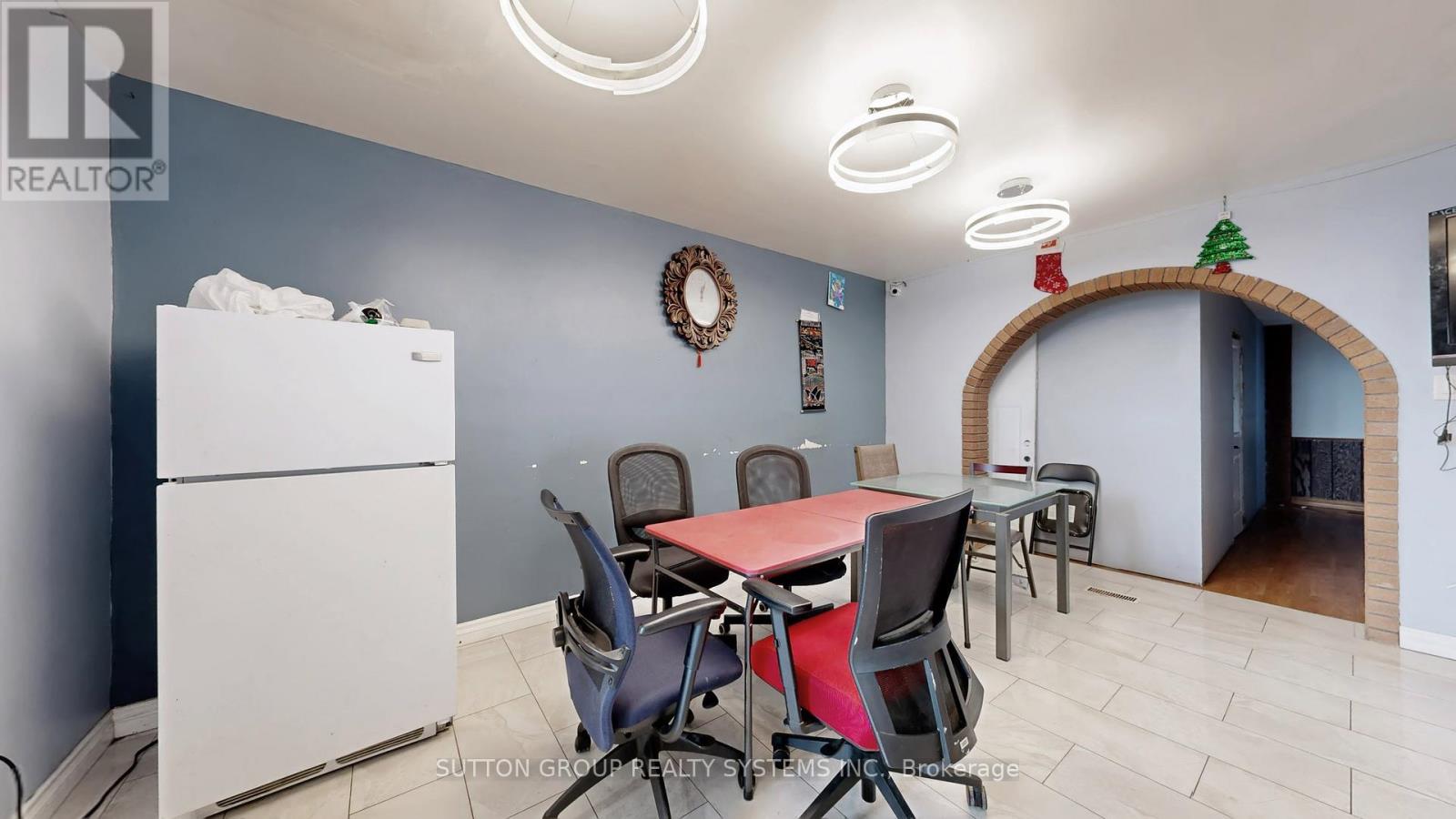 30 Coronado Court, Toronto, Ontario  M9M 1S7 - Photo 9 - W12734500