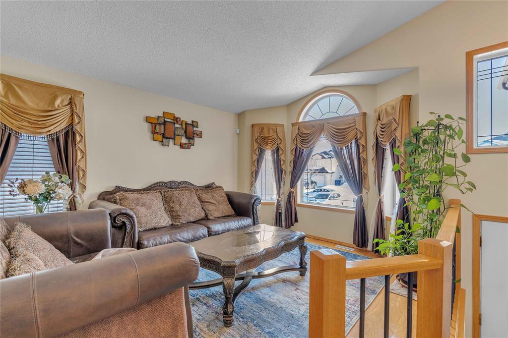 84 Sewa Crescent, Winnipeg, Manitoba  R2R 0M9 - Photo 2 - 202601498