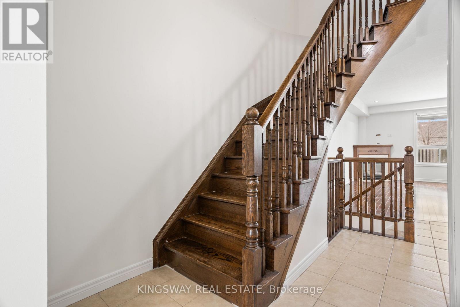 11 Marina Point Crescent, Hamilton, Ontario  L8E 0E4 - Photo 4 - X12733704