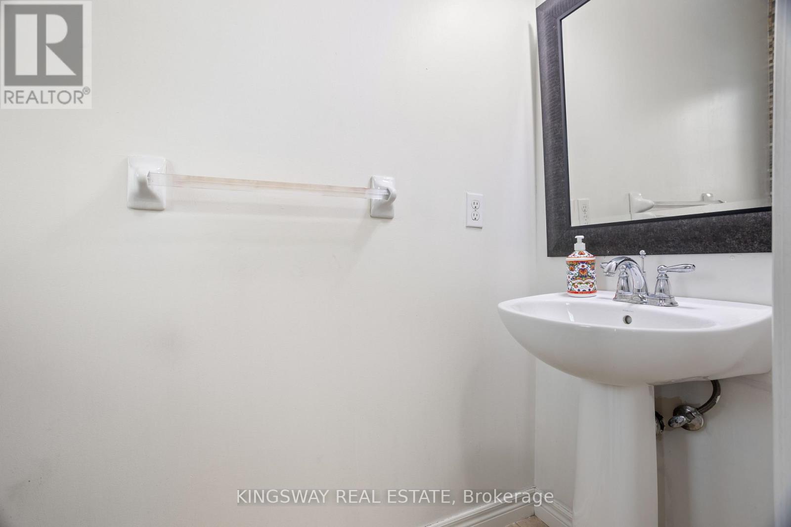 11 Marina Point Crescent, Hamilton, Ontario  L8E 0E4 - Photo 6 - X12733704