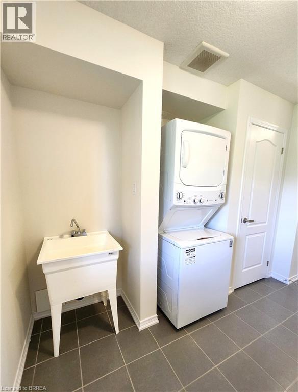 6 Baskett Street, Brantford, Ontario  N3T 5L5 - Photo 4 - 40800978