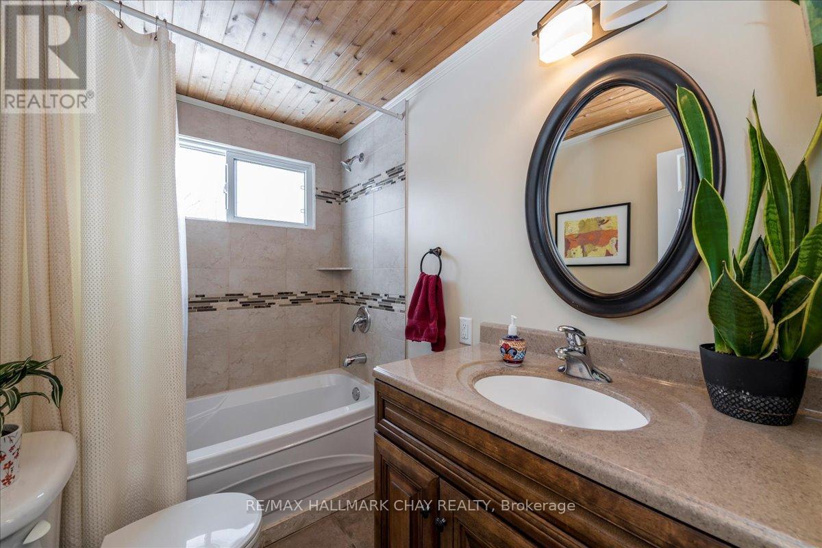3302 Innisfil Beach Road, Innisfil, Ontario  L9S 4C7 - Photo 18 - N12734828