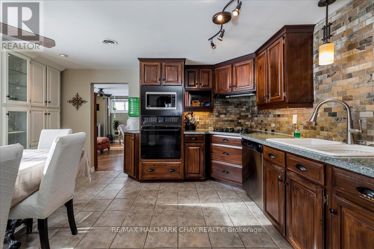 3302 Innisfil Beach Road, Innisfil, Ontario  L9S 4C7 - Photo 4 - N12734828