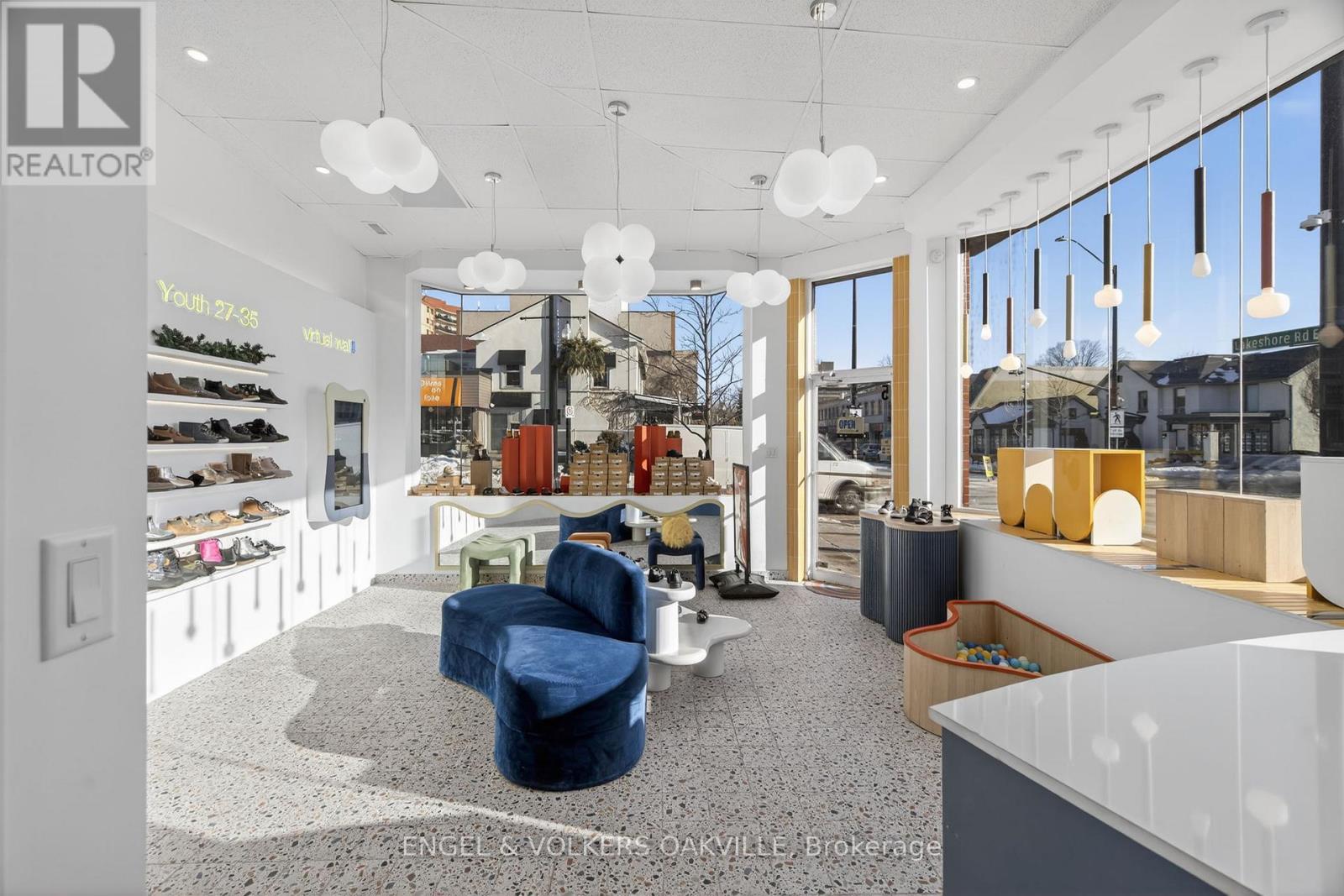 315 Lakeshore Road E, Oakville, Ontario  L6J 1J3 - Photo 4 - W12734746