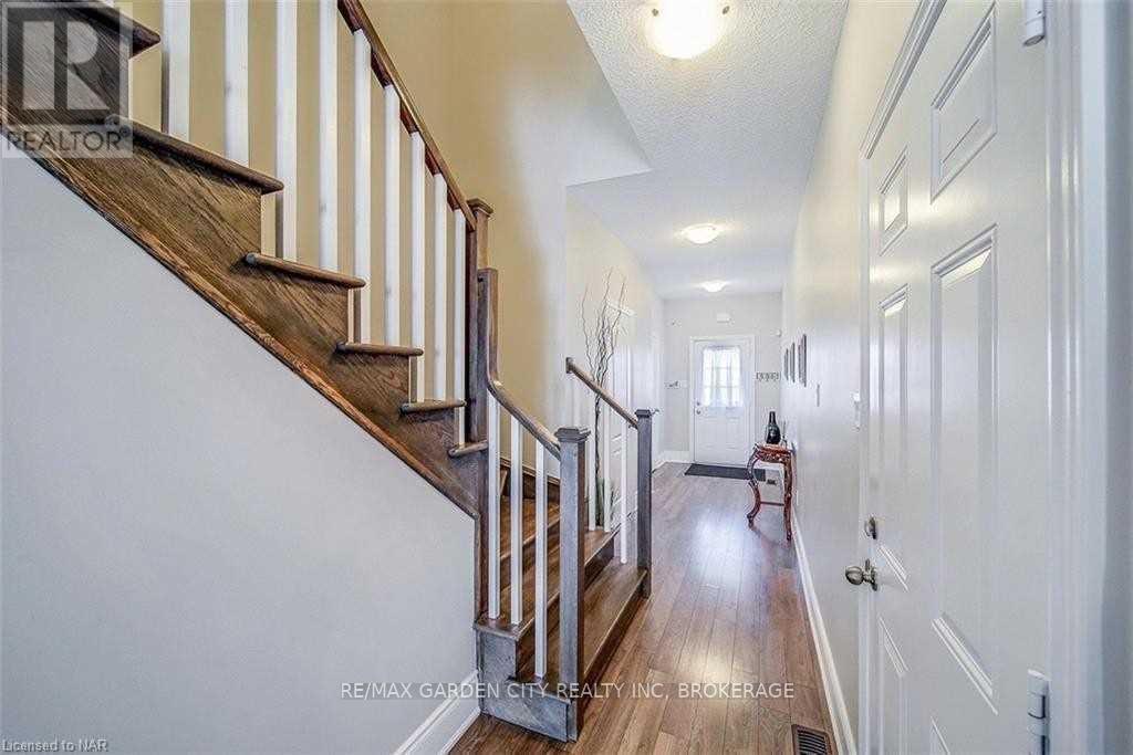 39 Sunset Way, Thorold, Ontario  L2V 0C7 - Photo 2 - X12735004