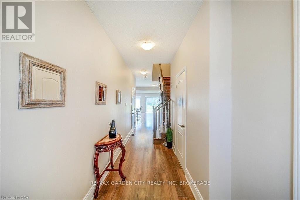 39 Sunset Way, Thorold, Ontario  L2V 0C7 - Photo 3 - X12735004