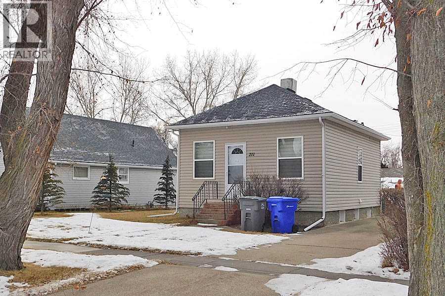 211 52 Avenue E, Claresholm, Alberta  T0L 0T0 - Photo 2 - A2275103