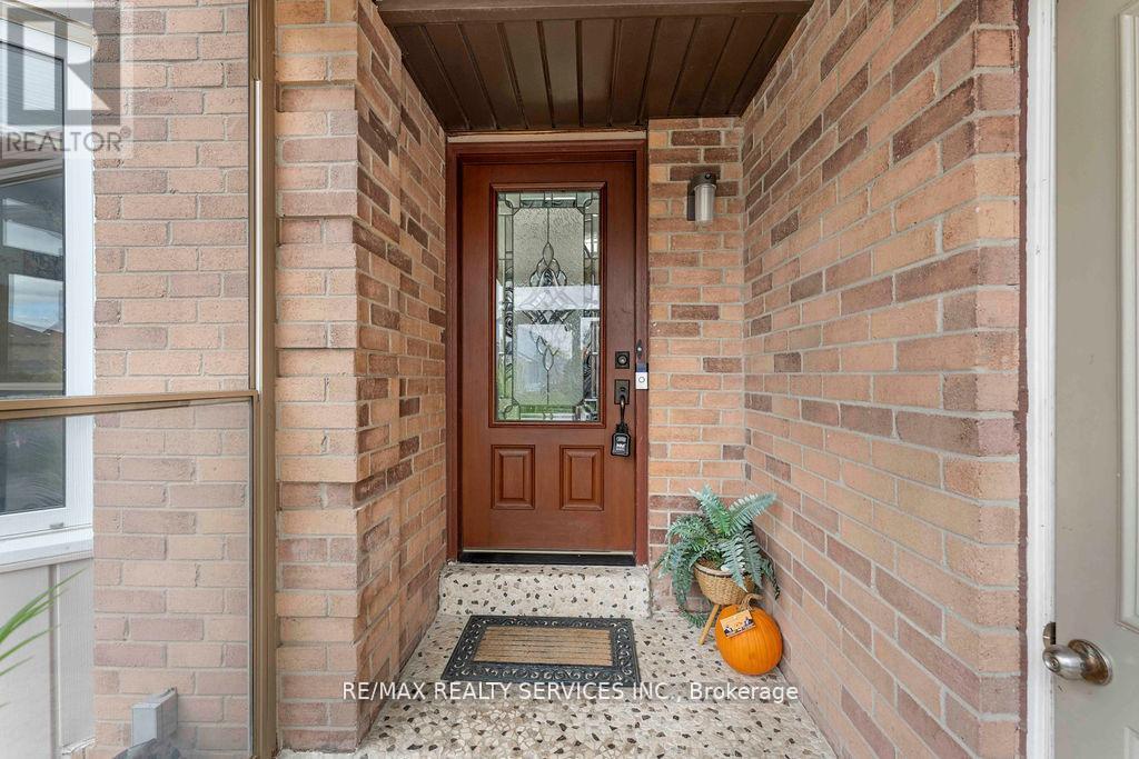 12 Nuttall Street, Brampton, Ontario  L6S 4W3 - Photo 4 - W12734932