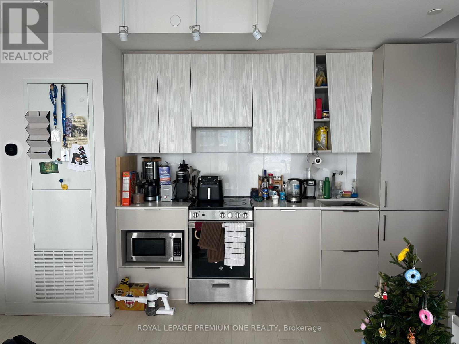 1606 - 3900 Confederation Parkway, Mississauga, Ontario  L5B 0M3 - Photo 4 - W12734994