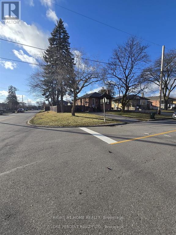 70 Bunnell Crescent, Toronto, Ontario  M3M 2C1 - Photo 22 - W12735036