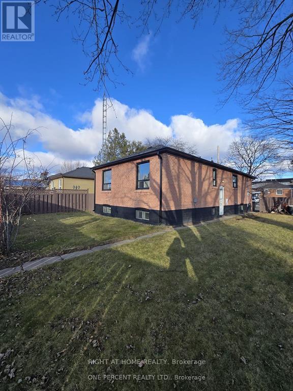 70 Bunnell Crescent, Toronto, Ontario  M3M 2C1 - Photo 26 - W12735036