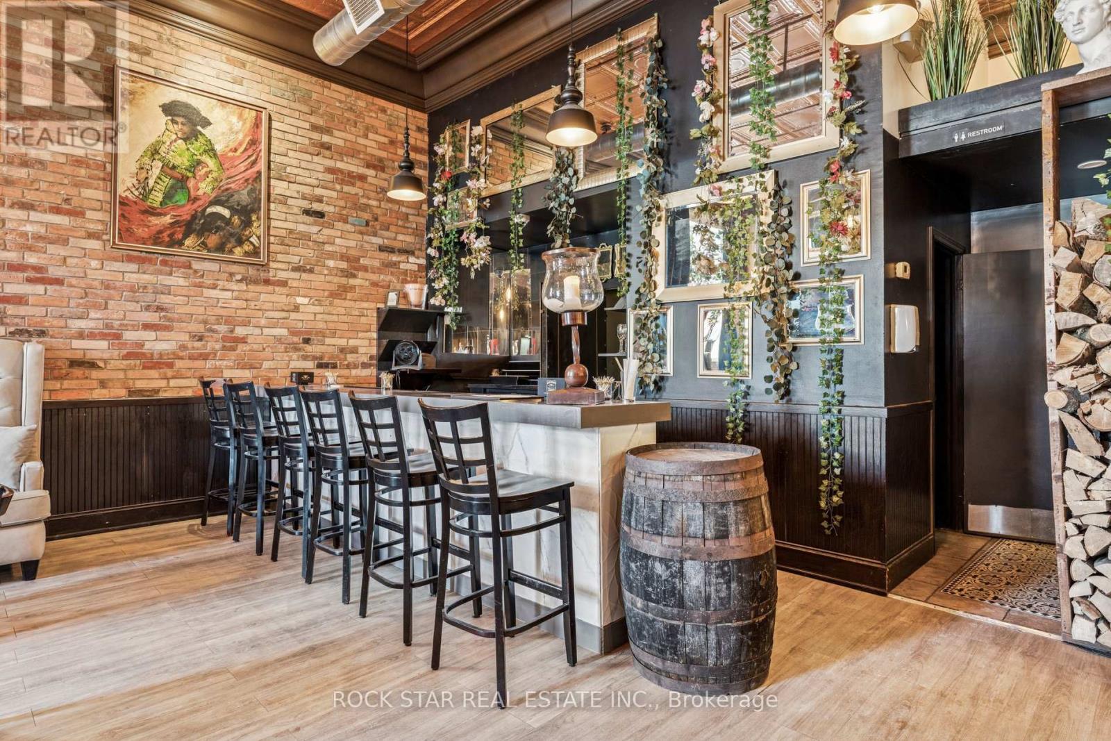 194-196 St. Paul Street, St. Catharines, Ontario  L2R 3M2 - Photo 4 - X12735136