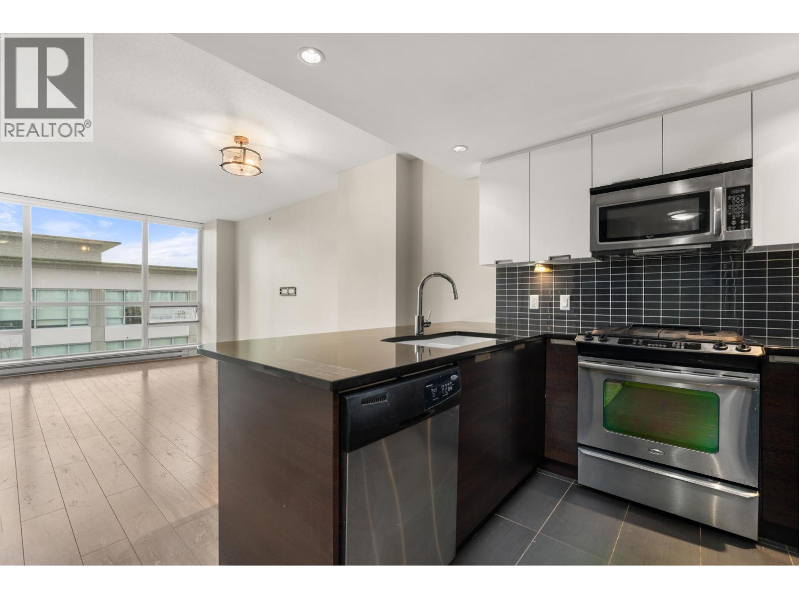 802 2968 Glen Drive, Coquitlam, British Columbia  V3B 0C4 - Photo 11 - R3084022