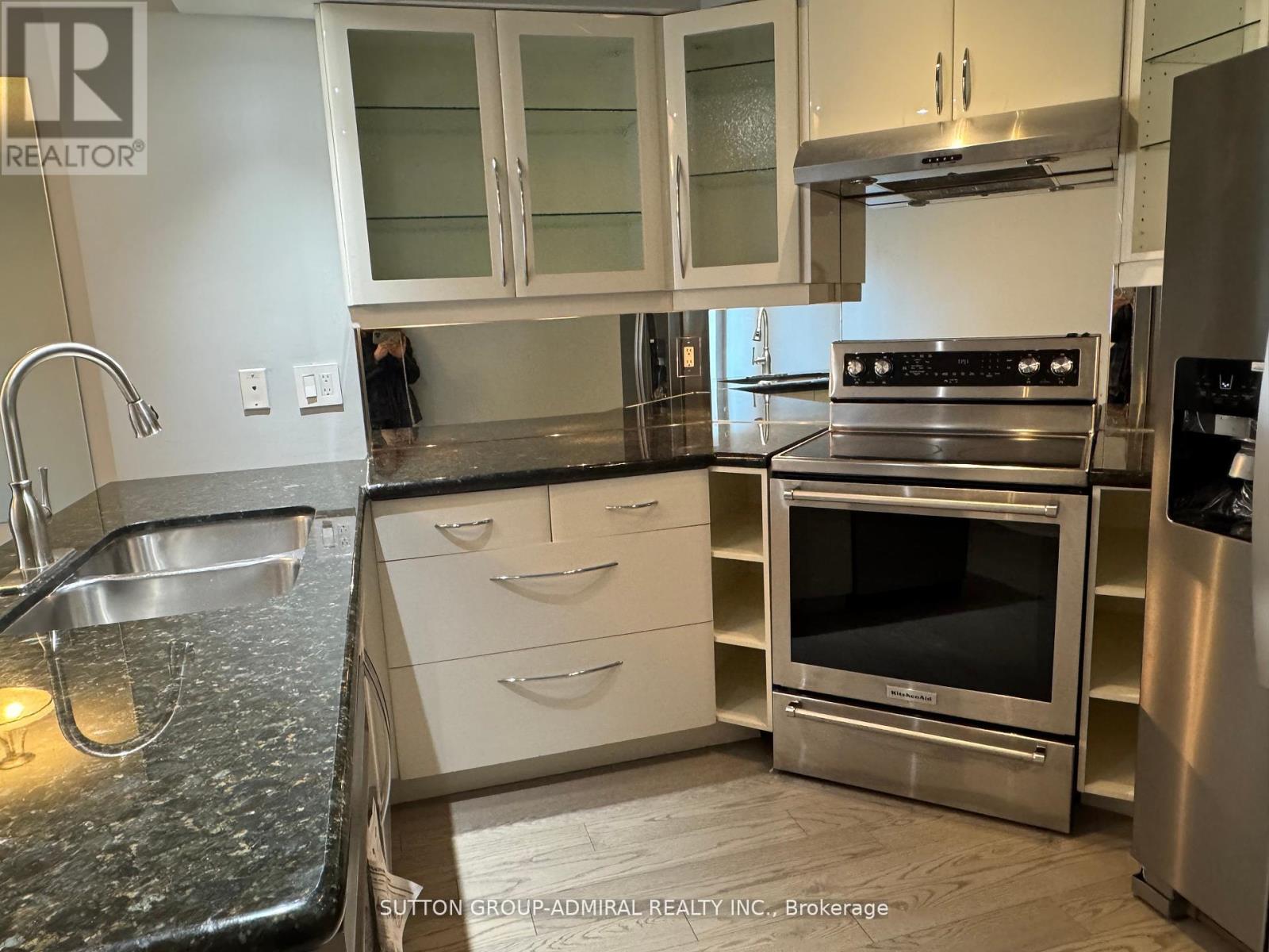 905 - 909 Bay Street, Toronto, Ontario  M5S 3G2 - Photo 3 - C12421177