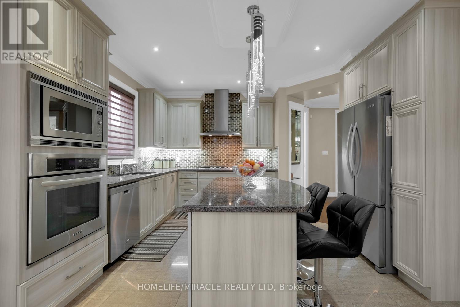 81 Royal West Drive, Brampton, Ontario  L6X 0Z8 - Photo 11 - W12735160