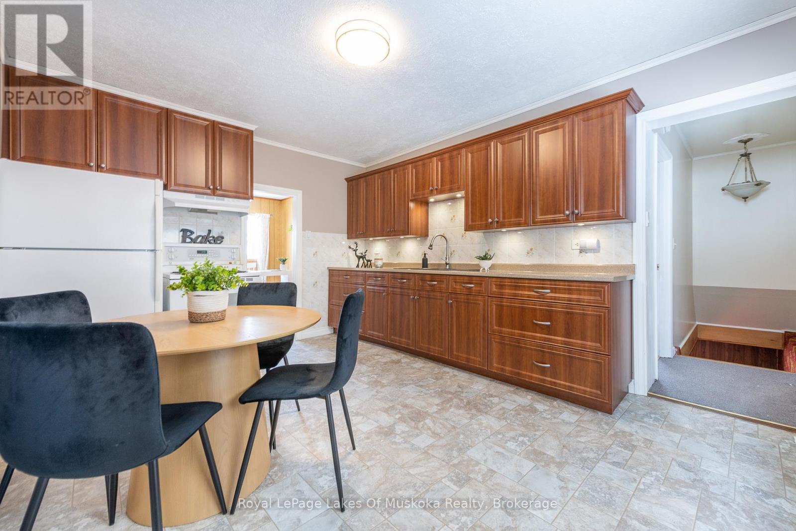 9 Caroline Street E, Huntsville, Ontario  P1H 2B3 - Photo 11 - X12735530