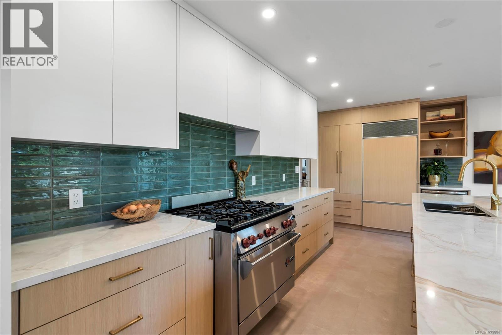 3198 Woodburn Ave, Oak Bay, British Columbia  V8P 5B7 - Photo 3 - 1023995