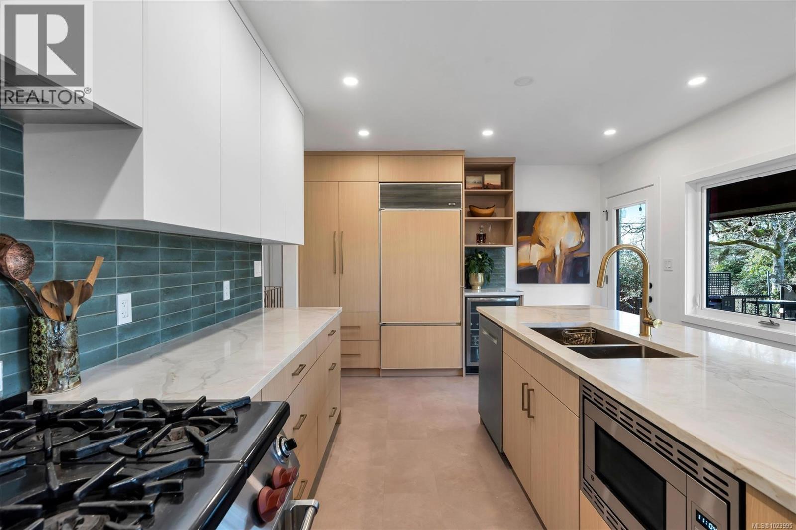 3198 Woodburn Ave, Oak Bay, British Columbia  V8P 5B7 - Photo 4 - 1023995