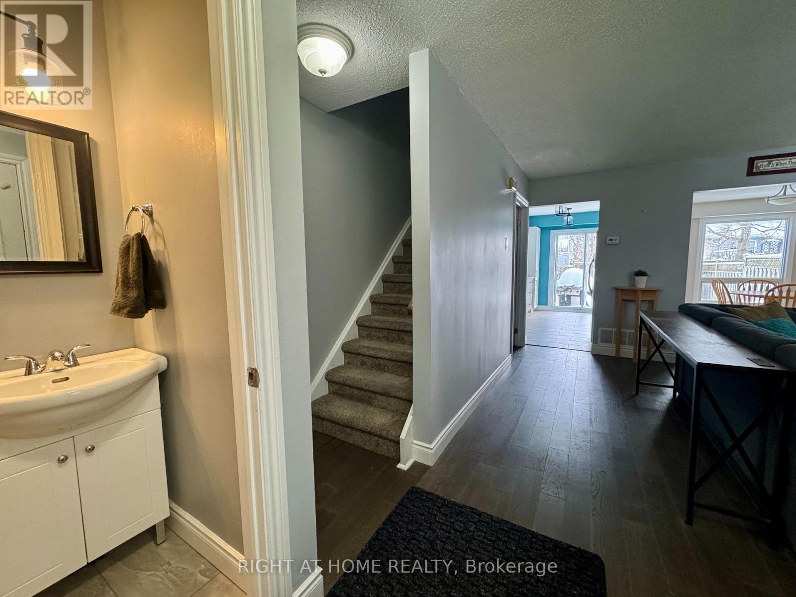 557 Dorchester Drive, Oshawa, Ontario  L1J 6L3 - Photo 2 - E12735408