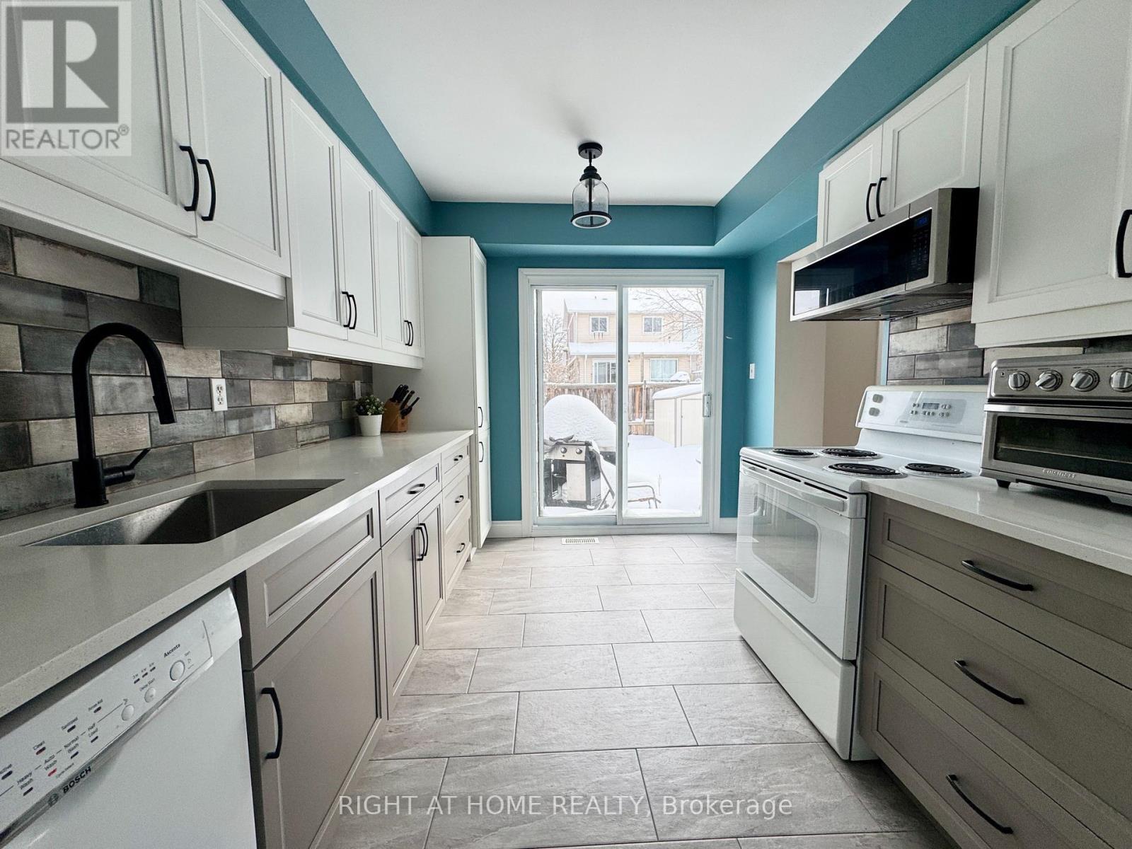 557 Dorchester Drive, Oshawa, Ontario  L1J 6L3 - Photo 5 - E12735408