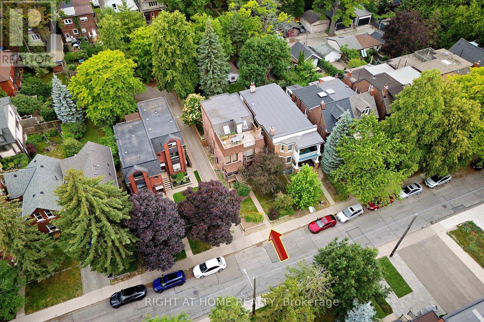 B - 164 Quebec Avenue, Toronto, Ontario  M6P 2T8 - Photo 2 - W12735322