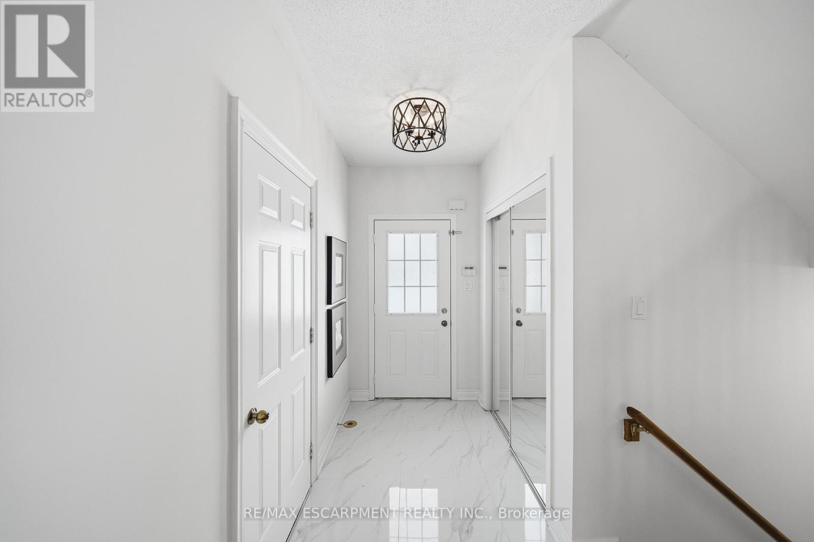 911 Zelinsky Crescent, Milton, Ontario  L9T 0L5 - Photo 4 - W12735434
