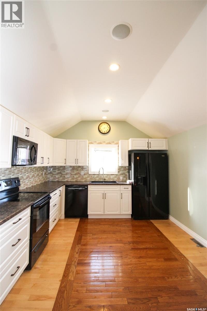 689 2nd Street W, Shaunavon, Saskatchewan  S0N 2M0 - Photo 3 - SK027533