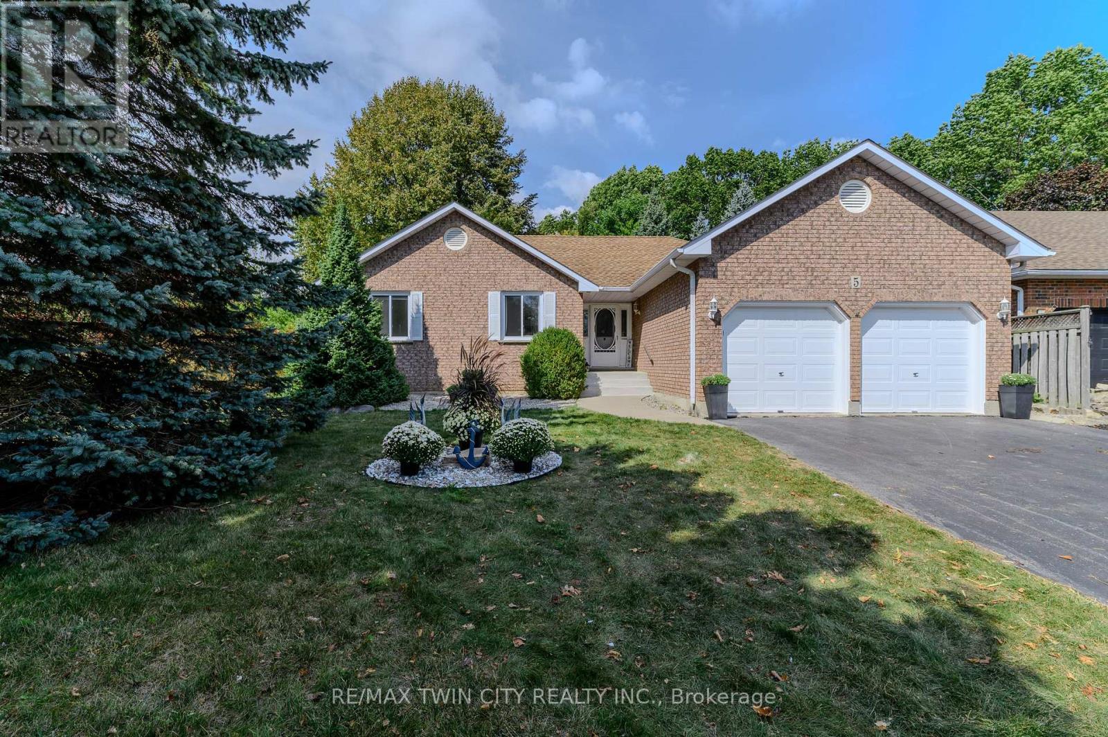 5 NEWPORT LANE, Norfolk, Ontario