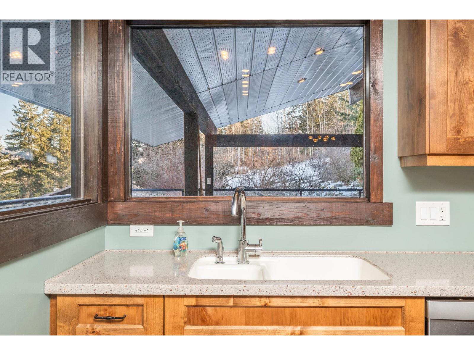 5860 Learmouth Road, Lavington, British Columbia  V1B 3E6 - Photo 12 - 10374014