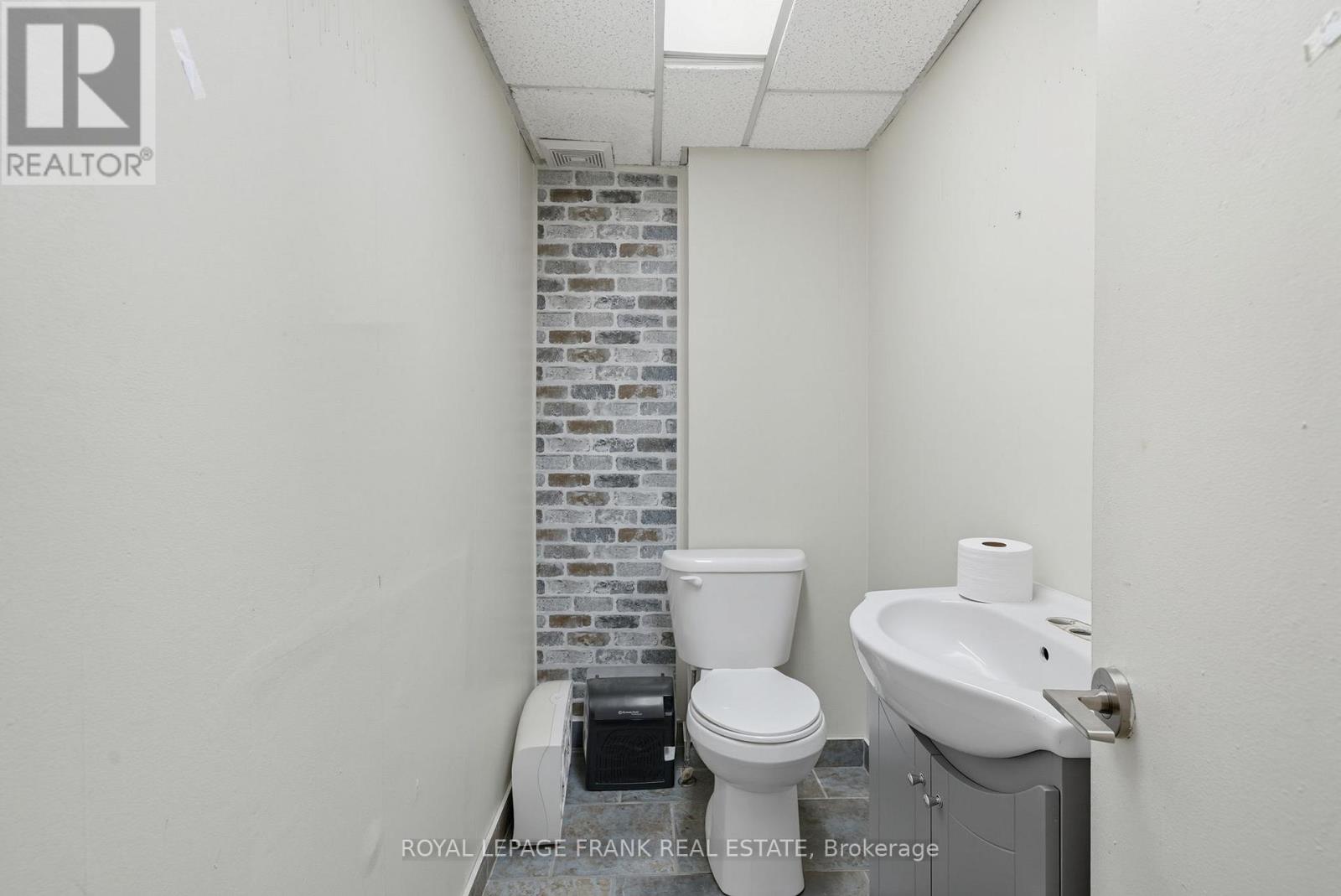 15-17 William Street S, Kawartha Lakes, Ontario  K9V 3A3 - Photo 24 - X12473115