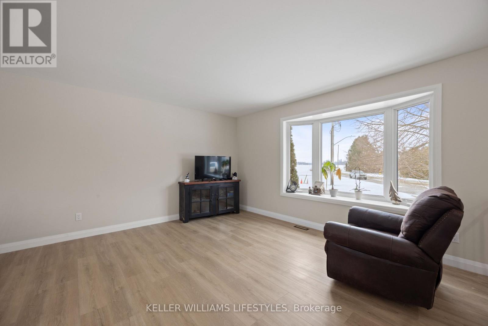 18 Hawthorn Crescent, North Middlesex, Ontario  N0M 1A0 - Photo 17 - X12605254