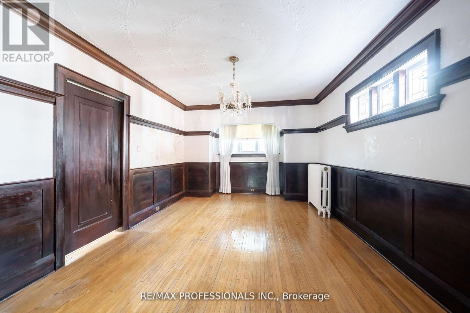 24 Queens Avenue, Toronto, Ontario  M8V 2N1 - Photo 10 - W12735636